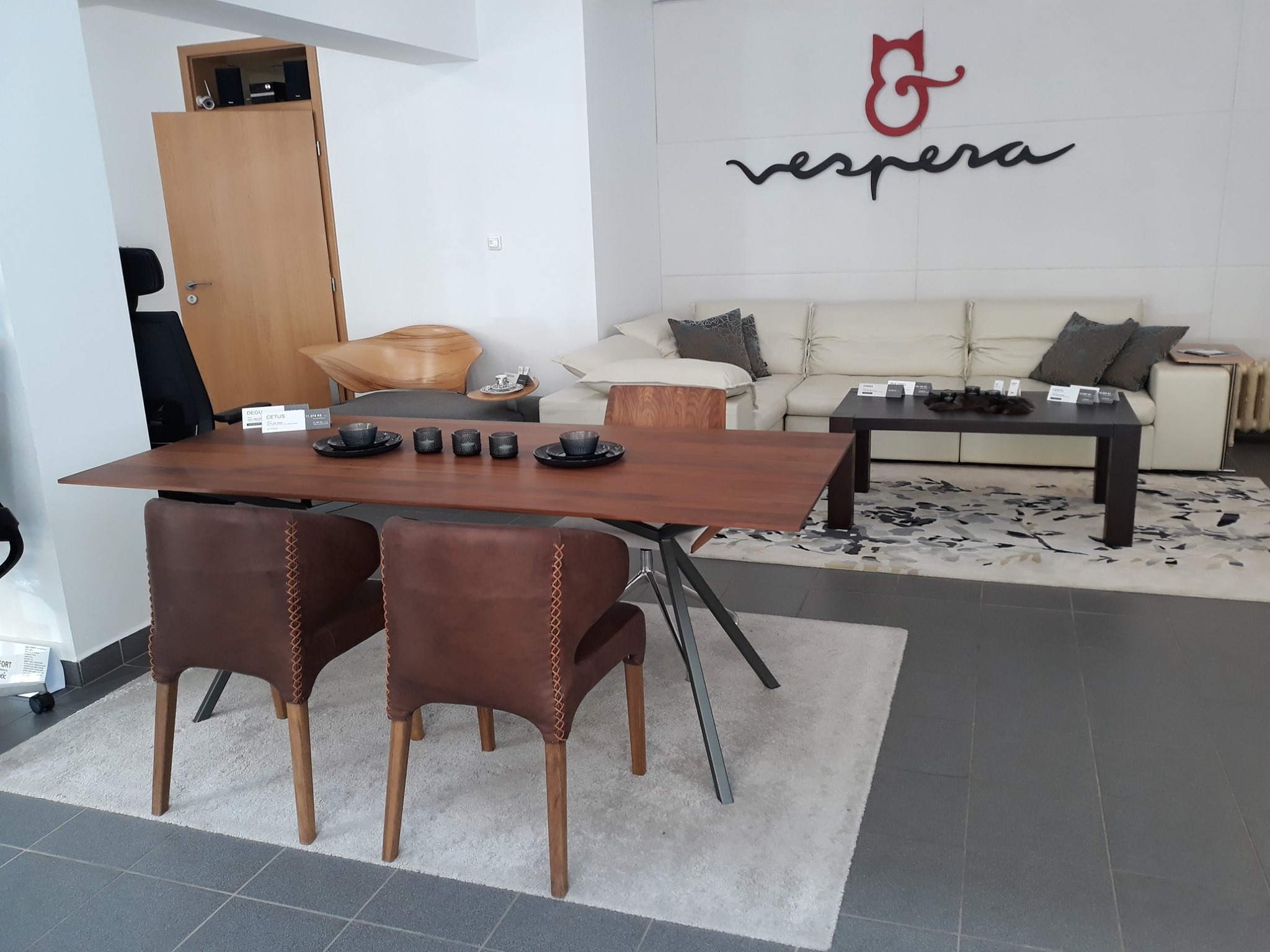Prodejce s expozicí radiátorů Laurens v showroomu Vespera Design v Brně